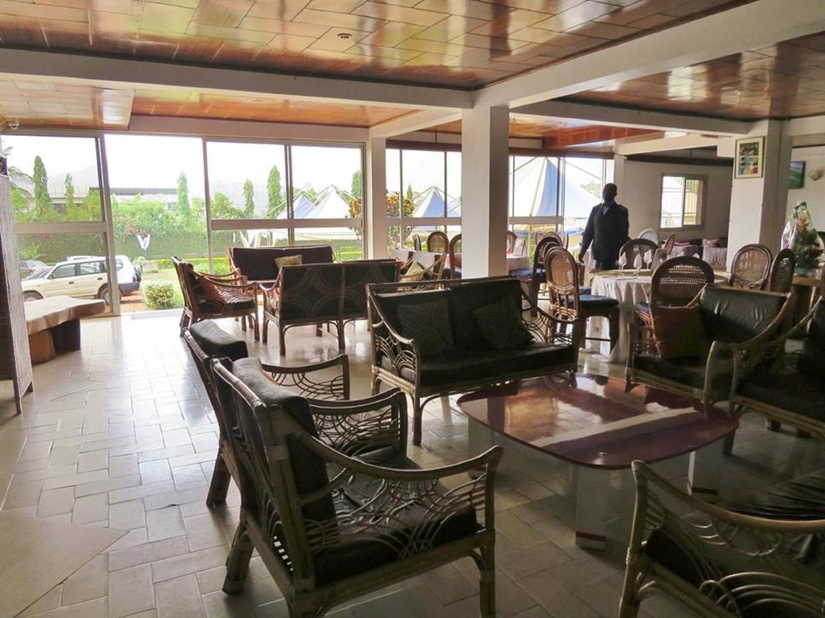 Hotel Azur Yaoundé Buitenkant foto