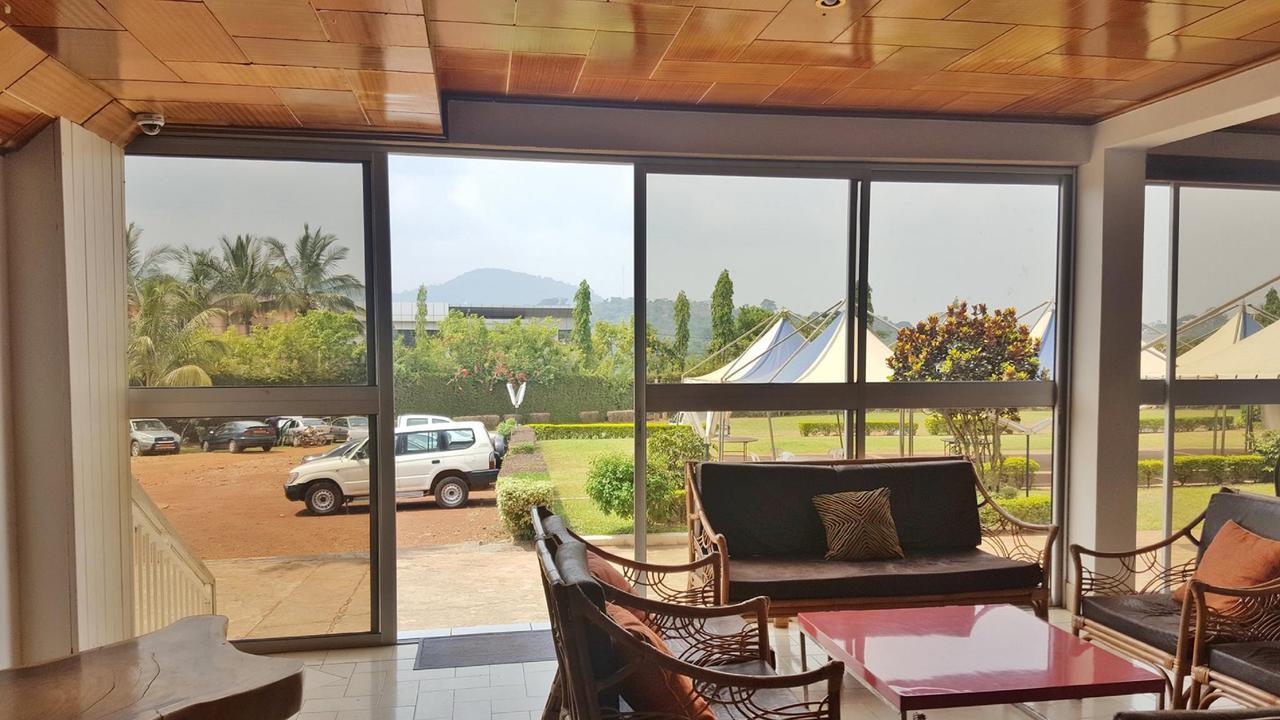 Hotel Azur Yaoundé Buitenkant foto