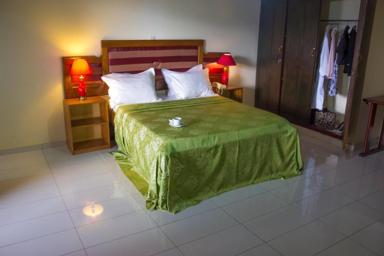 Hotel Azur Yaoundé Buitenkant foto