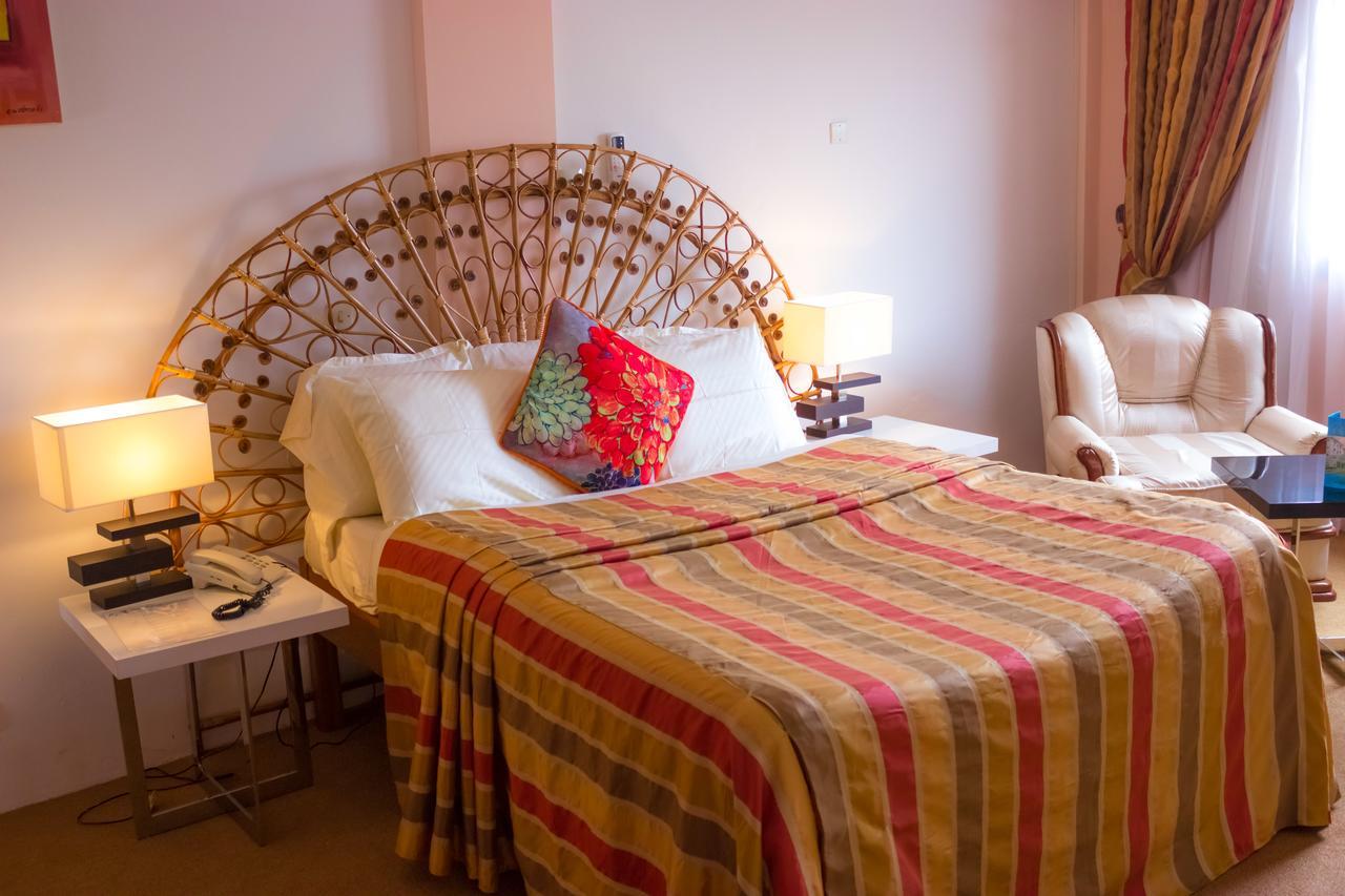 Hotel Azur Yaoundé Buitenkant foto