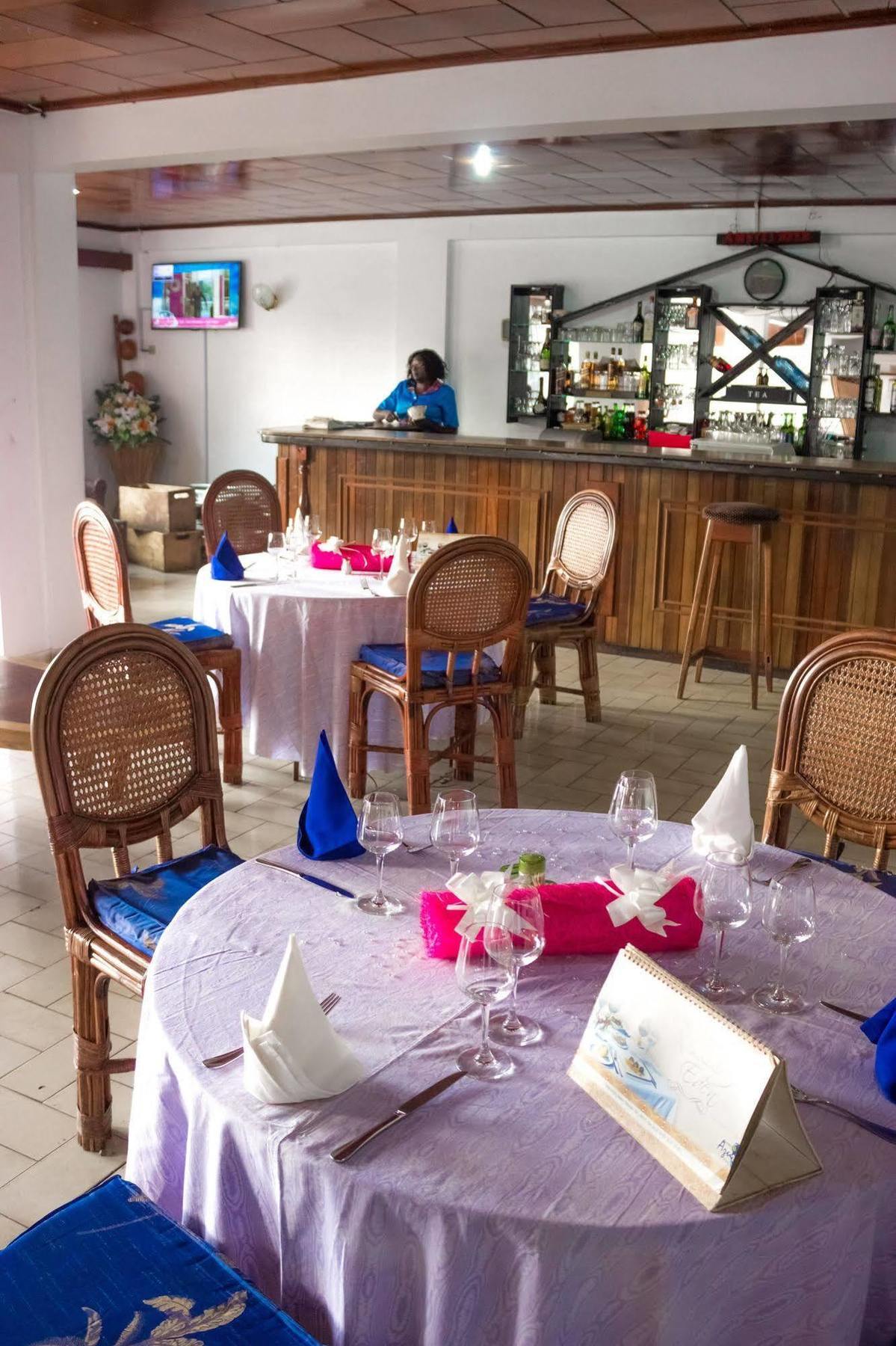 Hotel Azur Yaoundé Buitenkant foto