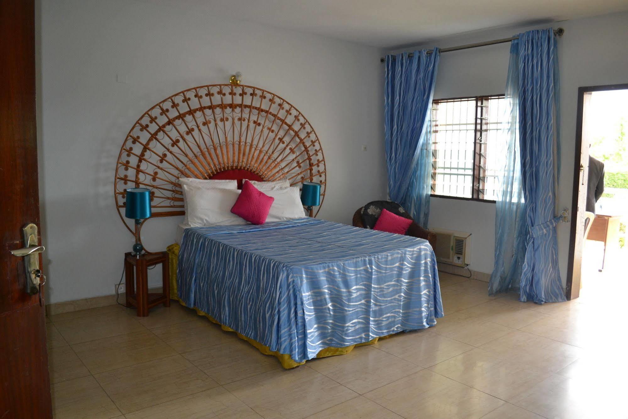 Hotel Azur Yaoundé Buitenkant foto