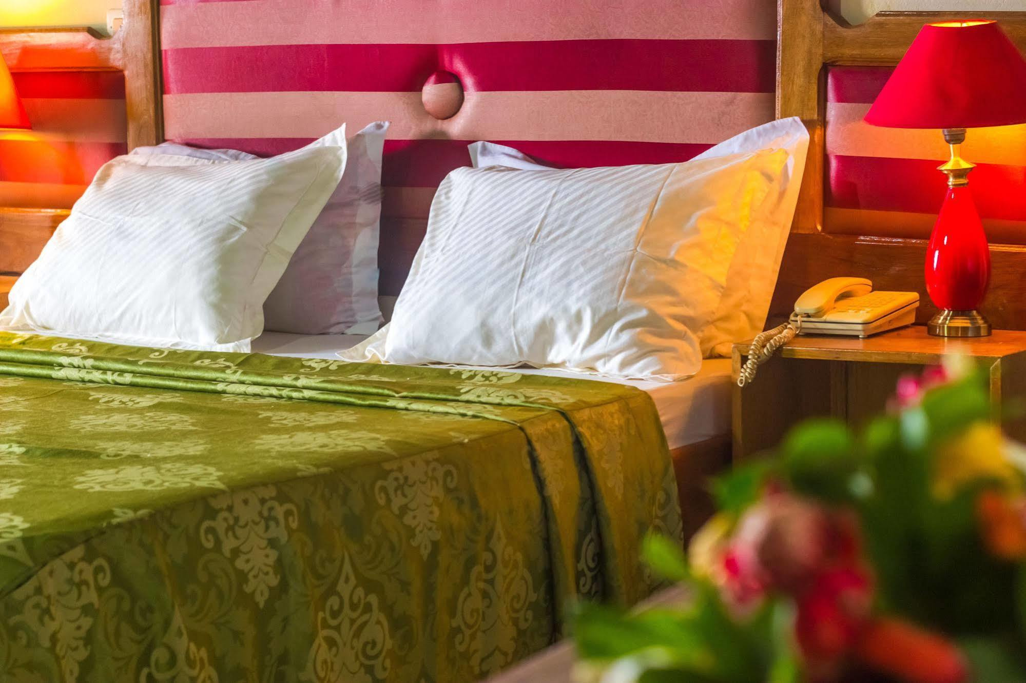Hotel Azur Yaoundé Buitenkant foto